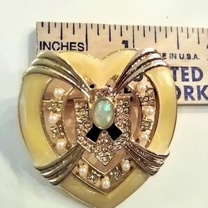 Elegant Heart Brooch with Pearls and Gemstone